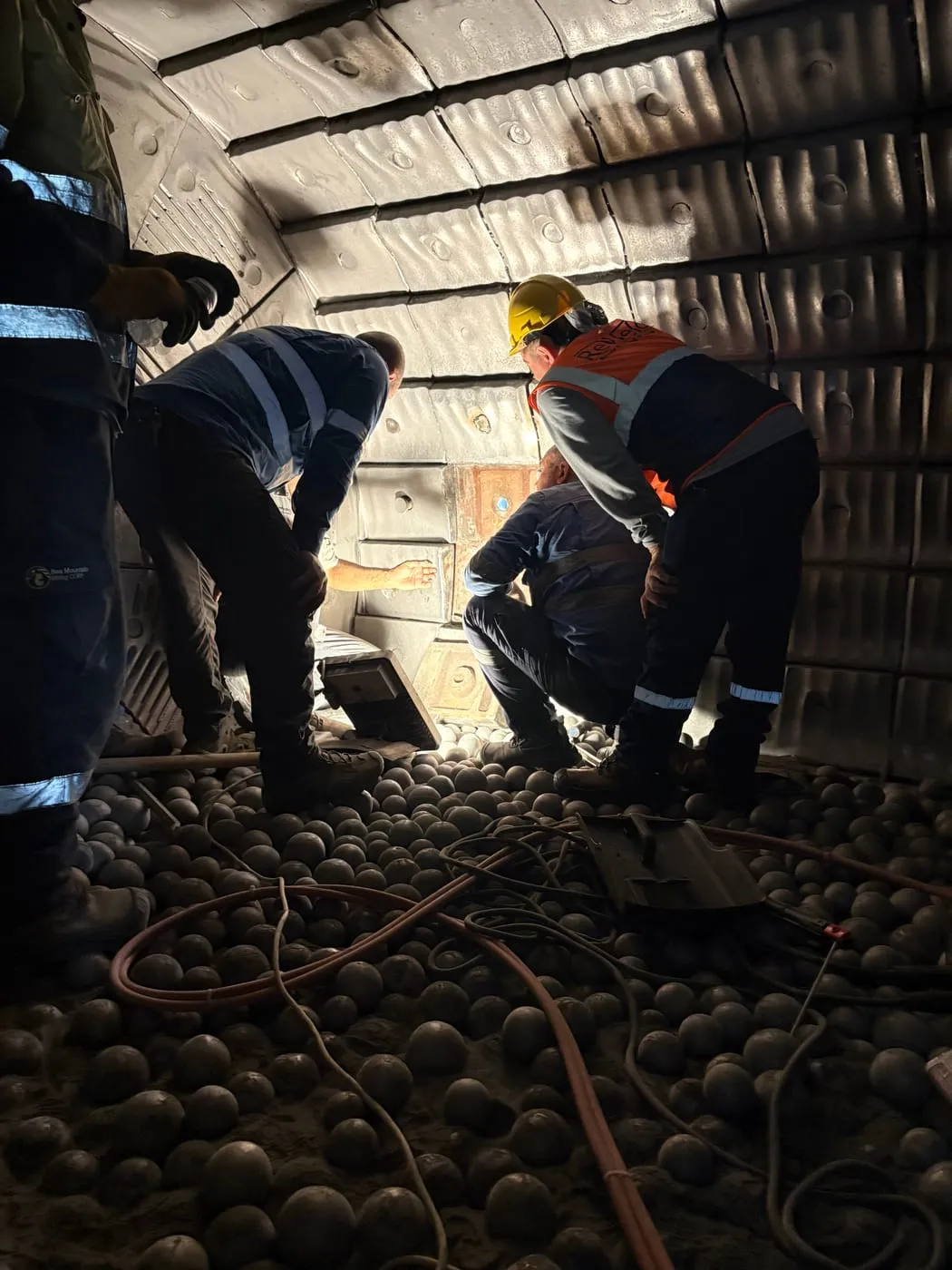 Değirmenin içine giriş; öğütme bilyaları üzerinde çalışma.