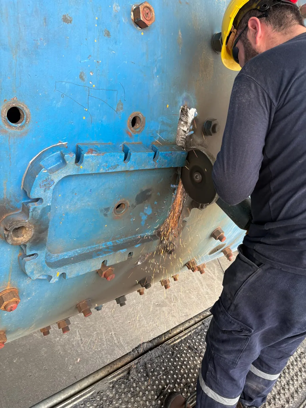 Kapak çerçevesi kaynak ağzının açılması.