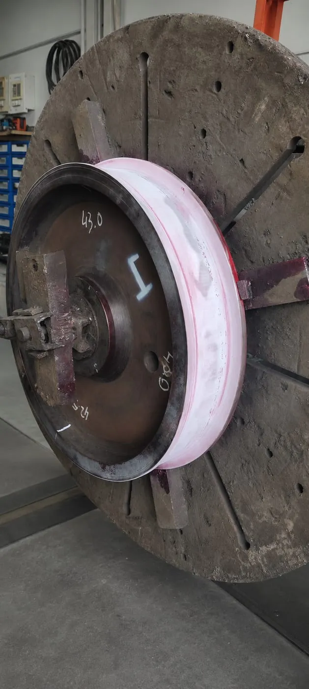 Tekerlek flanşında sert dolgu kaynağı.