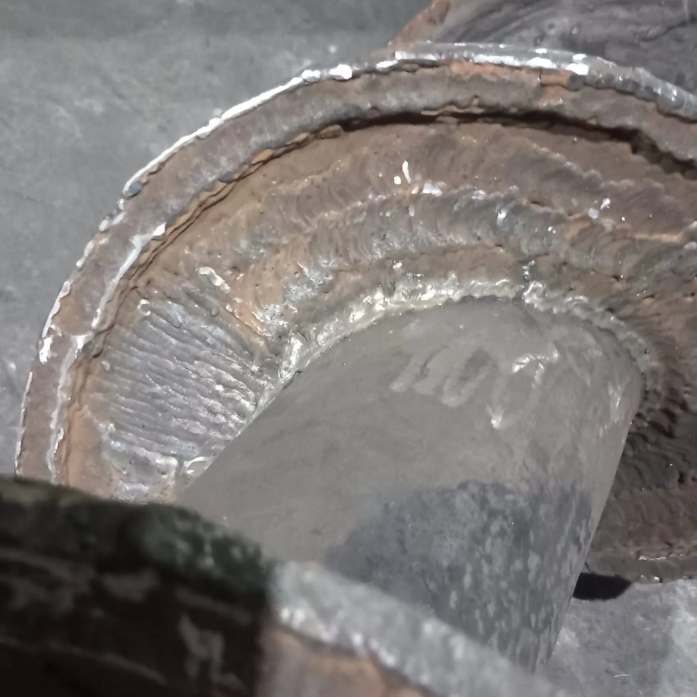 Helezon kanadına sert dolgu kaynağı.