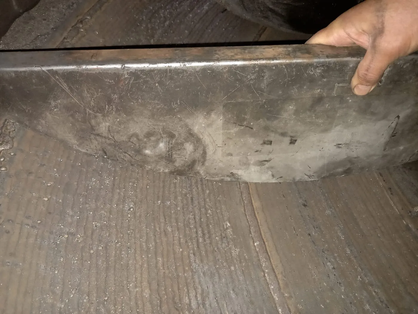 Tabla yüzeyi taşlama ve ölçü kontrolü.